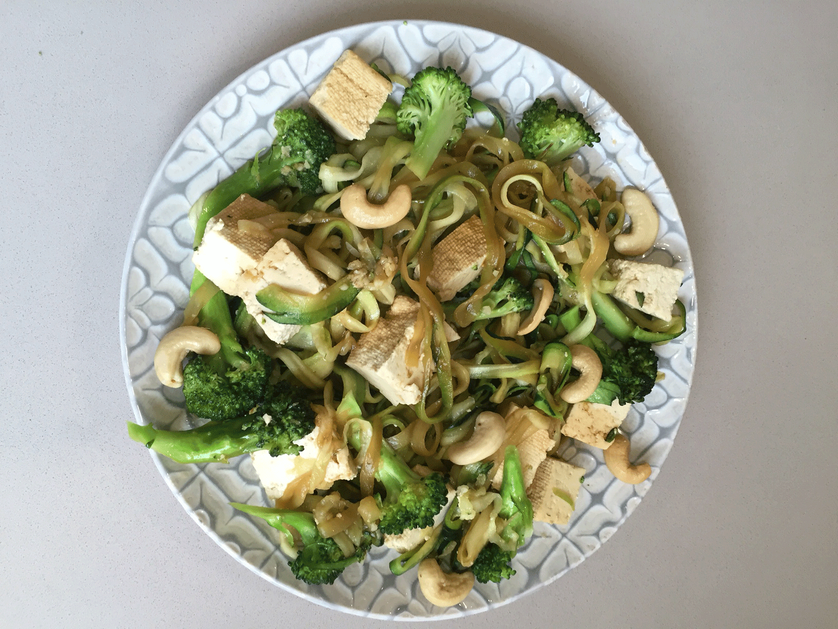 Tallarines de calabacín con tofu y brócoli