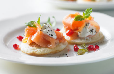 Blinis de calabacín con queso y salmón