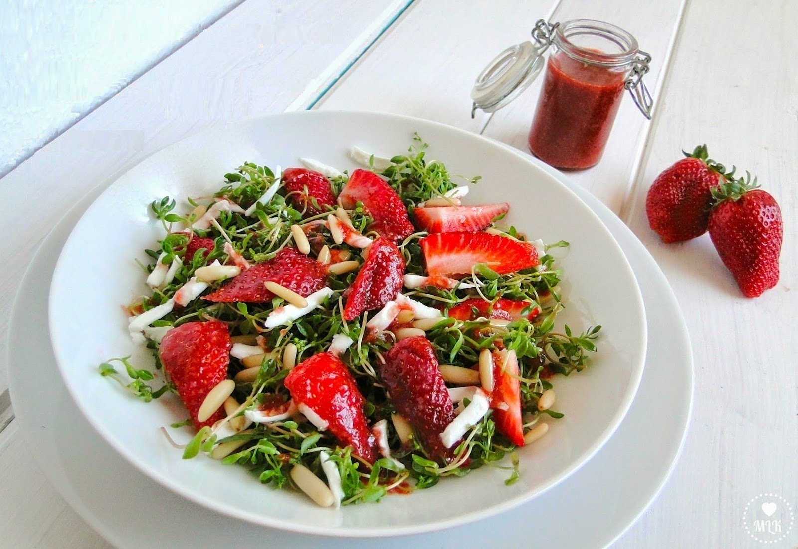 ENSALADA FRESCA CON FRESAS Y SALSA DE YOGUR