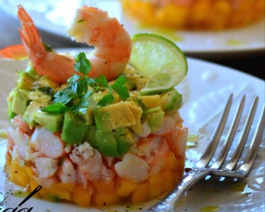 Ensalada tartar de aguacate y calabacín con langostinos