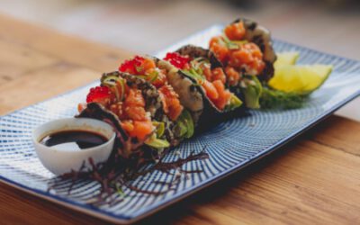 Crujiente de nori con tartar de salmón